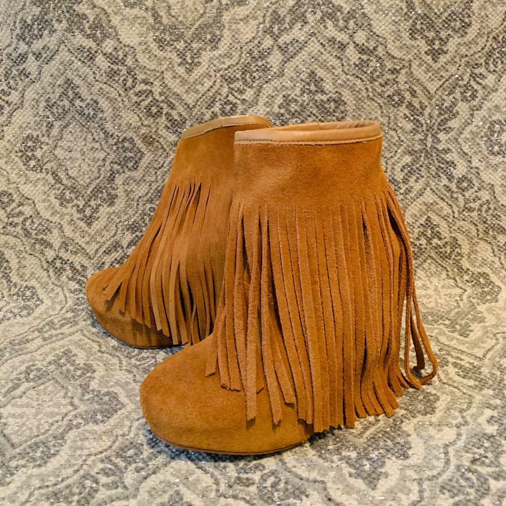 Koolaburra leather fringe wedge Size 6. Chestnut